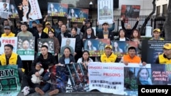 位于美国洛杉矶的中国维权人士界立建星期日(12月22日)于当地的中国领事馆前发起抗议,抗议人士除声援江西网红李宜雪外,也要求中共局立即释放何方美、董瑶琼和吴亚楠等被以“精神病”为由迫害的所有受害者。 (照片由界立j建提供)