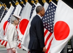 奥巴马总统和日本皇后美智子参加在日本皇宫举行的欢迎仪式(2014年4月24日)
