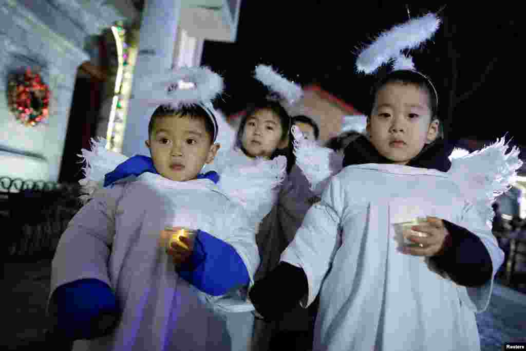 身穿天使服装的孩子们在北京天主教教堂参加圣诞节平安夜活动。(2017年12月24日)