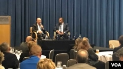 商务部长罗斯(左)2018年4月24日出席一场活动(美国之音萧洵 )