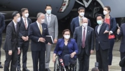 台湾外交部长吴钊燮(右二)欢迎美国国会民主党参议员库恩斯,达克沃思和共和党参议员苏利文于2021年6月6日抵达台湾台北松山机场。 (美联社)