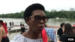 斯威士兰驻美大使加布里索·桂布2019年5月18日在华盛顿龙舟赛接受媒体采访(美国之音锺辰芳拍摄)