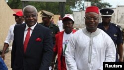 Phó Tổng thống Samuel Sam-Sumana tự cách ly 21 ngày sau khi một trong những cận vệ của ông chết vì bệnh Ebola.