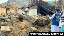 联合国难民署合作伙伴ARWEO的工作人员在阿富汗2025年8月31日地震后,对库纳尔省马扎尔达拉村的受损情况进行评估。