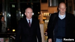 美国副贸易代表格里什(左)率领的美国贸易谈判代表团1月6日抵达北京一家酒店。