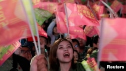 在台北民进党总部外的蔡英文总统的支持者。(2020年1月11日)