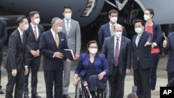 台湾外交部长吴钊燮(右二)欢迎美国参议员特拉华州民主党参议员克里斯托弗·库恩斯,外交关系委员会成员,伊利诺伊州民主党参议员塔米·达克沃思和阿拉斯加共和党参议员丹·沙利文, 军事委员会成员于2021年6月6日星期日抵达台湾台北松山机场。 三名美国参议员抵达台湾会见政府高级官员,并在旅途中讨论美台关系等问题。 (美联社)