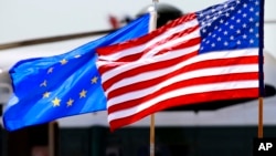 资料照:美国和欧盟的旗帜