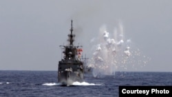 台湾海空联合操演,海军舰船模拟导弹来袭,发射干扰弹,产生大面积干扰云。(2019年5月22日)