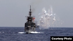 2019年5月22日台湾海空联合操演,海军舰船模拟导弹来袭,发射干扰弹,产生大面积干扰云。