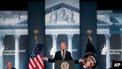 川普总统在共和党议员在西维吉尼亚州格林布赖尔度假地举行的会议上发表讲话。坐在他左右的分布为参议院多数党领袖麦康奈尔和众议院议长瑞安。(2018年2月1日)