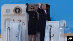 特朗普2021年1月20日离任当日与夫人向送行人群挥手(美联社)