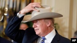 2017年7月17日,白宫举办了的“美国制造”产品展示会,来自美国五十个州生产的产品摆放在白宫的院子里。川普总统带着“斯泰森帽子”。