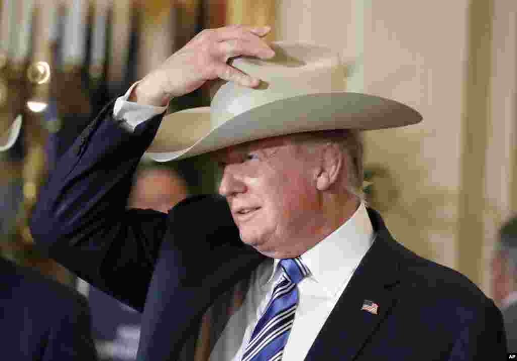 美国总统川普在“美国制造”活动中试戴斯特森牛仔帽 (2017年7月17日) 。作为“美国制造周”的开幕活动,白宫举办了美国各州产品展览。参展产品有来自最东端缅因州的快艇,也有来自7500多公里外夏威夷州的朗姆酒。甚至连总统专用直升机海军陆战队一号都加入了展品行列,代表康涅狄格州的制造业。川普总统跳上一辆威斯康星州生产的消防车说:“哪里起火了,我来破灭它。”