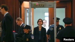 副助理国防部长劳拉·库珀抵达国会,准备闭门作证。(2019年10月23日)