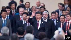 中共总书记习近平(中)在北京人大会堂出席中国共产党与世界政党高层对话会的开幕式(2017年12月1日)