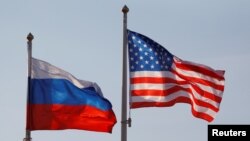 资料照:美国和俄罗斯国旗
