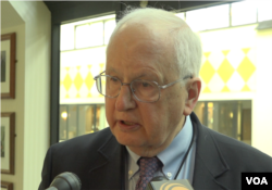 前美国驻中国大使芮效俭(J. Stapleton Roy)回答美国之音提问 (美国之音许宁拍摄)