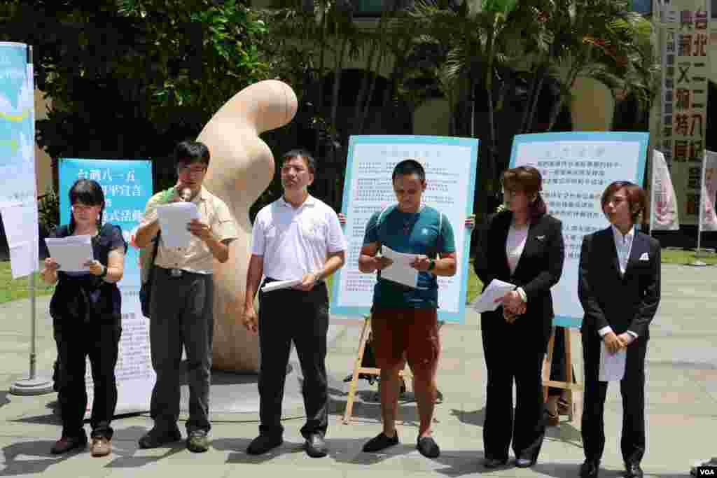 六种语言在宣读终战和平宣言(美国之音杨明拍摄)