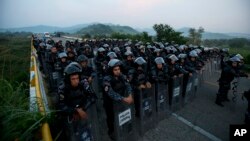 Cảnh sát Mexico được triển khai để ngăn chặn đoàn di dân hôm 27/10 ở bang Chiapas.