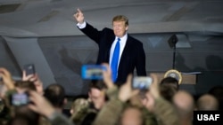 2019年2月28日,唐纳德·特朗普总统在阿拉斯加的埃尔门多夫-理查森联合基地向军人发表讲话。他在越南河内参加了一个峰会返回美国后,来这个基地会见美国军人。(照片来自美国空军)
