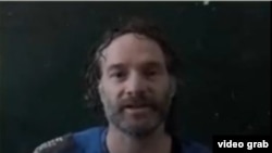 Ký giả Peter Theo Curtis