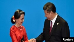 2017年5月15日,中国国家主席习近平在北京雁栖湖召开的“一带一路”国际合作高峰论坛期间会晤缅甸国务资政昂山素季。