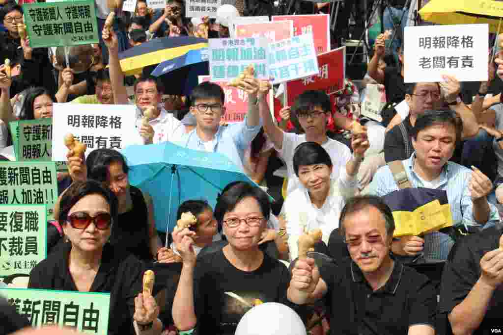 香港记者协会等8个传媒组织在明报工业中心外集会,声援明报员工,要求明报撤回解雇决定,并呼吁各界一同守护守护新闻自由及明报(2016年5月2日,美国之音海彦拍摄)