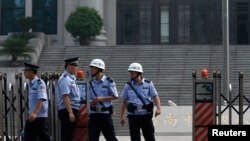 即将审判薄熙来案的济南法庭外(7月25日照片)