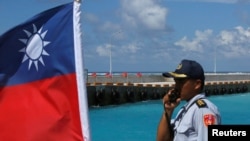 资料照:守卫南中国海太平岛的台湾士兵。(2016年11月29日)