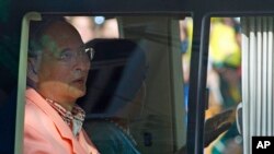 Quốc vương Bhumibol Adulyadej và Hoàng hậu Sirikit rời bệnh viện Siriraj ở Bangkok, Thái Lan, 1/8/13