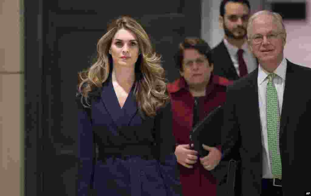 白宫通讯联络办公室主任霍普·希克斯2018年2月27日抵达国会大厦,准备与众议院情报委员会成员闭门会晤。白宫消息人士说,希克斯几个月来都在考虑离职,她的离开与星期二的国会作证无关,跟曾与她有浪漫关系的前白宫秘书罗布·波特引起的风波也没有关系。波特由于两位前妻指责他家暴而陷入丑闻并离开白宫。  