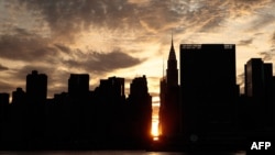 落日金辉下的纽约曼哈顿。美国众创空间公司在纽约一家联邦法院对中国的竞争对手优客工场(英文名称UrWork)提起诉讼,要求优客工场停止计划中在纽约曼哈顿的推介活动。