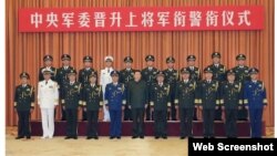 Chủ tịch Trung Quốc Tập Cận Bình chụp hình lưu niệm với các sĩ quan quân đội ở Bắc Kinh