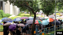 香港民众星期天冒雨举行大游行(美国之音黄耀毅拍摄)