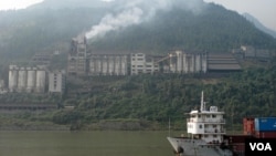 长江边喷云吐雾的工厂(美国之音张楠拍摄)