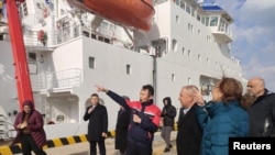 库克群岛总理布朗的中国访问之行,参观了位于青岛的国家深海中心。(取自布朗脸书)