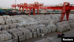 中国江苏无锡的一家铝锭仓储地 (资料照片)