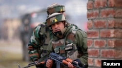 在印度的斯利那加郊外的一场枪战战场附近的印度陆军军人(2016年2月22日)。