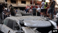 人们在检查以色列对贝鲁特南郊发动空袭后的损失。真主党精锐部队的指挥官易卜拉欣·阿基尔在此次空袭中丧生。(法新社:2024年9月20日)