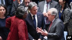 资料照片:美国国务卿布林肯和美国常驻联合国大使托马斯-格林菲尔德在安理会与联合国秘书长古特雷斯交谈。(2023年10月24日)