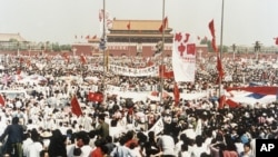 资料照片: 1989年5月17日,中国北京天安门广场上成千上万名民主示威者。