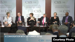 六位美国前贸易代表星期一(2018年9月17日)在华盛顿智库战略与国际研究中心就全球贸易体系以及美国贸易政策进行讨论。从左到右, 老布什政府时期美国前贸易代表卡拉·希尔斯,里根政府时期的威廉·布洛克,克林顿政府时期的查琳· 巴尔舍夫斯基,克林顿政府时期的迈克尔·坎特,小布什政府时期的苏珊·施瓦布和奥巴马政府时期罗恩·柯克。