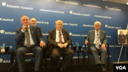 前俄罗斯第一副总理勃布里斯(左)、前白俄罗斯总统舒什克维奇(中)与前乌克兰总统克拉夫丘克在研讨会上(美国之音莉雅拍摄)