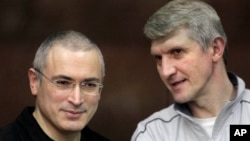 Cựu vua dầu hỏa Mikhail Khodorkovsky (trái) và người hợp tác kinh doanh Platon Lebedev.