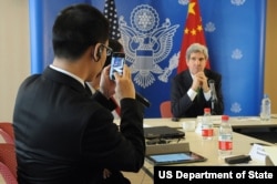 中国记者给克里国务卿照相(美国国务院网站照片)