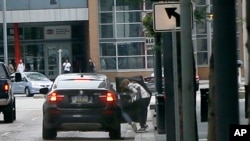 2015年6月17日,一组中国公民在宾夕法尼亚州匹茨堡的联邦法庭过堂后跳入车内匆匆离开。一些中国公民被控以考试作弊手段骗取签证,其中一人已经认罪并被判缓刑和驱逐出境。