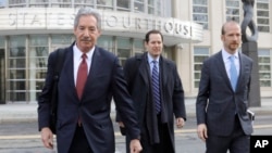 华为的律师们2019年3月14日离开纽约布鲁克林的联邦法庭。左起,律师詹姆斯·科尔,迈克尔·亚历山大·利维和大卫·比特科尔。(美联社照片)