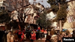 土耳其救援人员在哈塔伊省发生最新一起地震后搜救幸存者。(2023年2月21日)