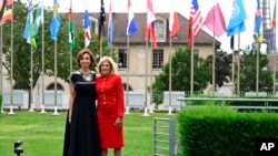 美国第一夫人吉尔·拜登(右)和联合国教科文组织总干事奥黛丽·阿祖莱于2023年7月25日星期二在巴黎联合国教科文组织总部举行的仪式上合影。美国第一夫人吉尔·拜登周二访问巴黎,参加联合国教科文组织举行的升旗仪式。标志着华盛顿在中断五年后正式重返联合国机构。(美联社图)